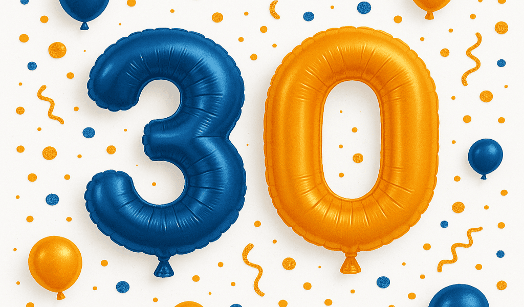 Ballonzahlen 30 in Blau und Orange für den 30. Geburtstag, umgeben von Konfetti und Luftballons.