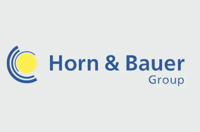 Logo der Horn & Bauer Group mit blauem Text und grafischem Element in Gelb und Blau.