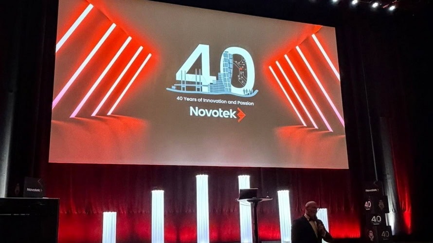Große Bühne mit 40 Jahre Novotek Jubiläumsschild.