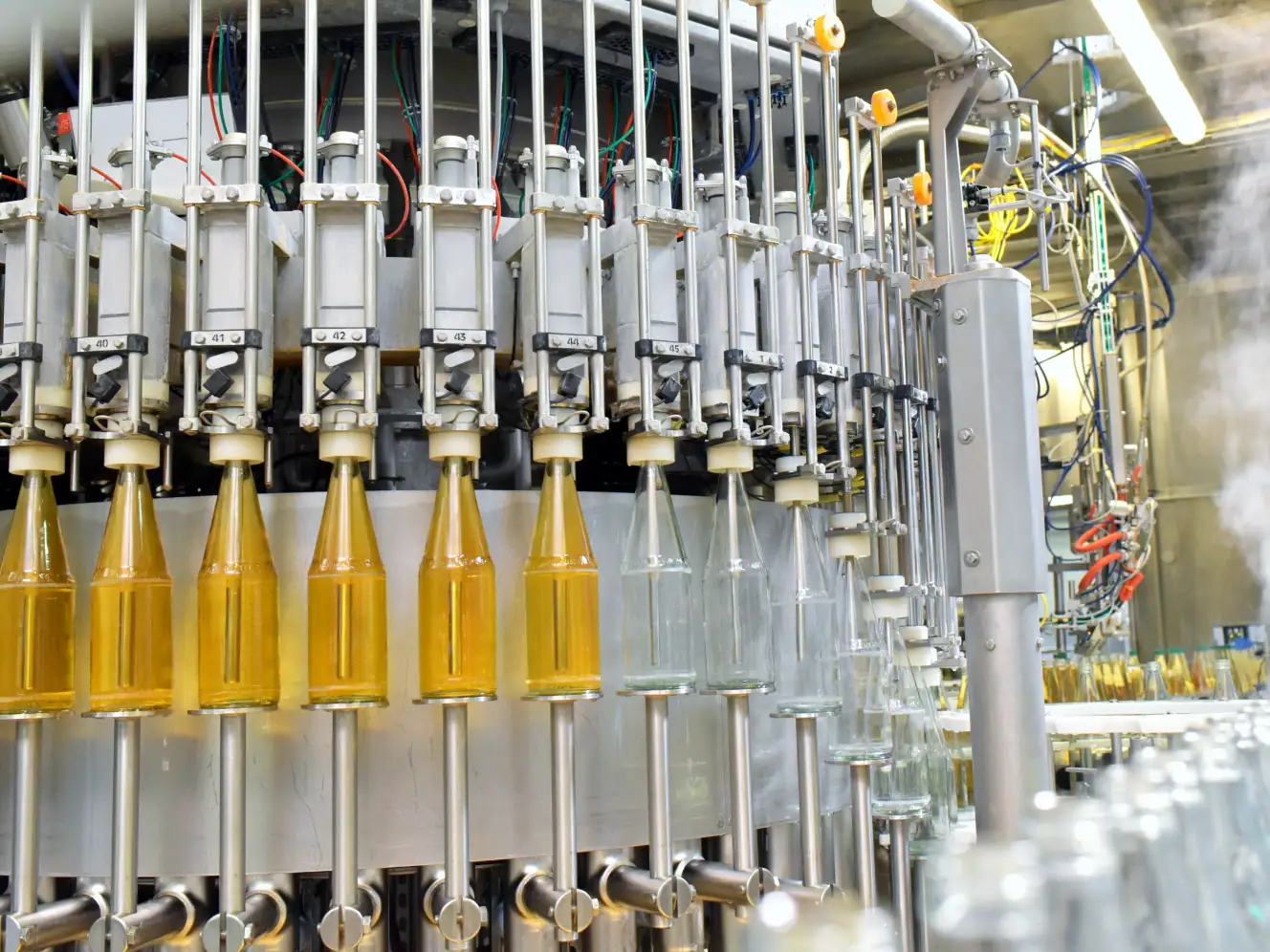 Automatisierte Abfüllmaschine in der Industrieproduktion.