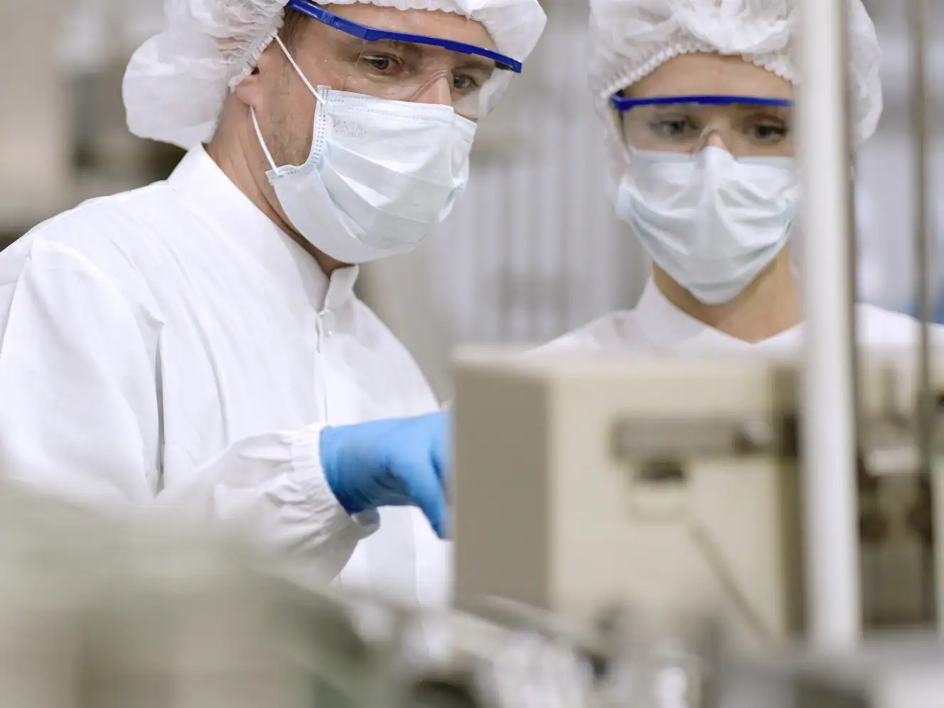 Mitarbeiter in Reinraumumgebung bei Inray Industriesoftware GmbH.