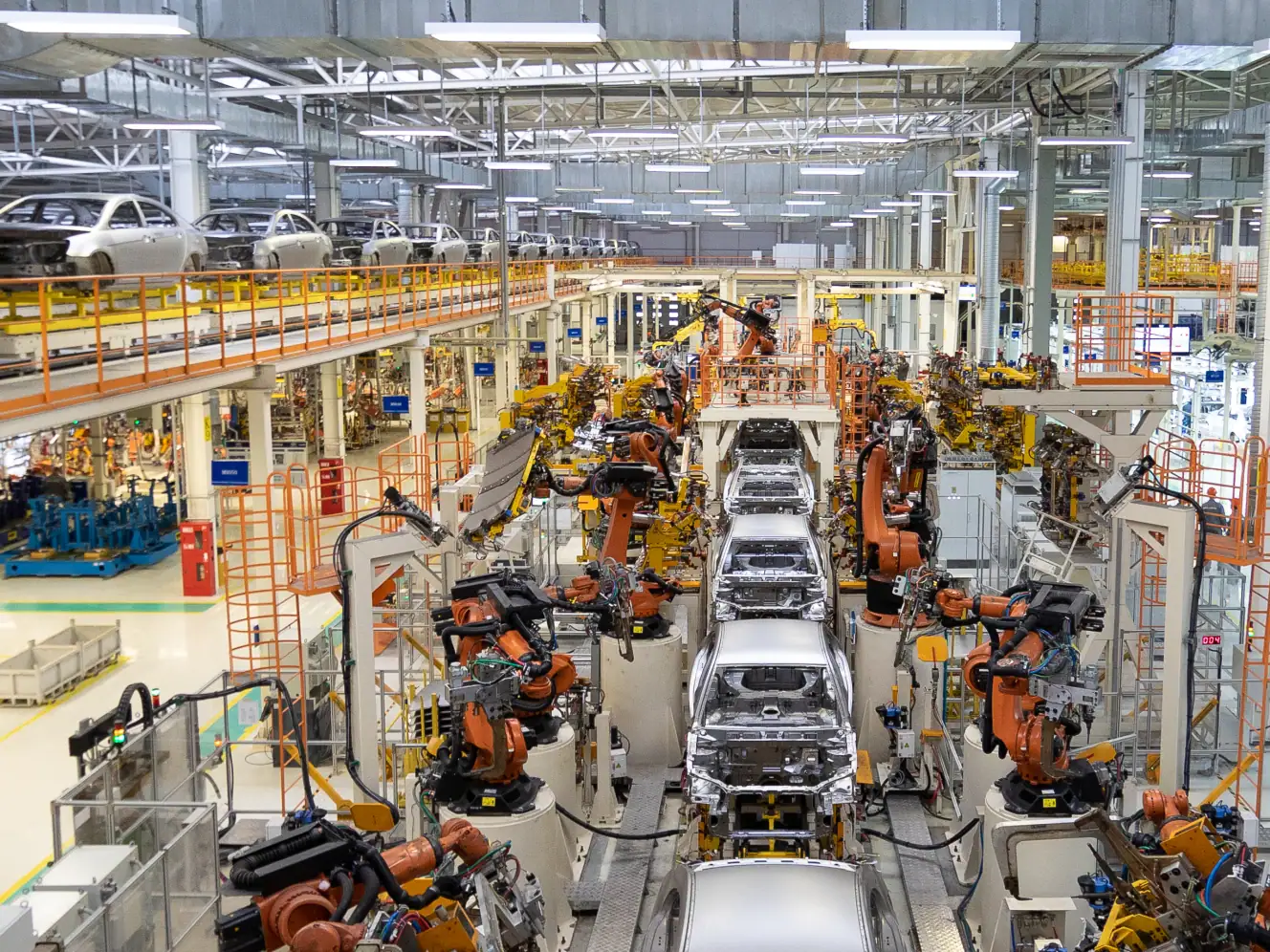 Automatisierte Fertigungslinie mit Robotern in einer Fabrikhalle.