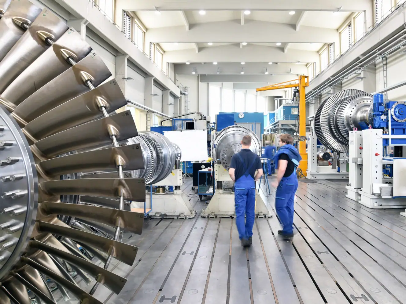 Moderne Industrieanlage mit Maschinen und Technik von Inray.