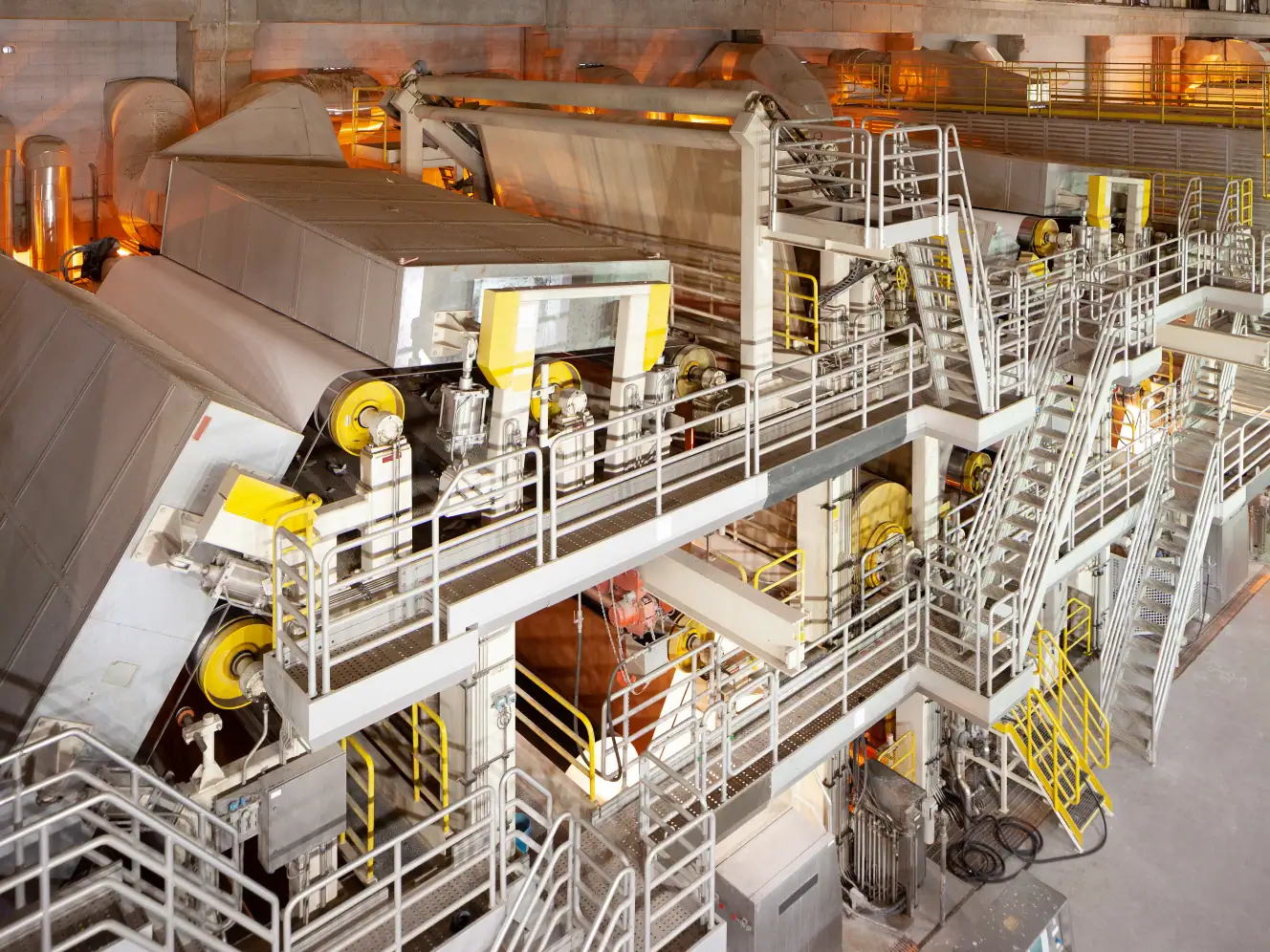Moderne Industrieanlage mit Automatisierung und Digitalisierung.