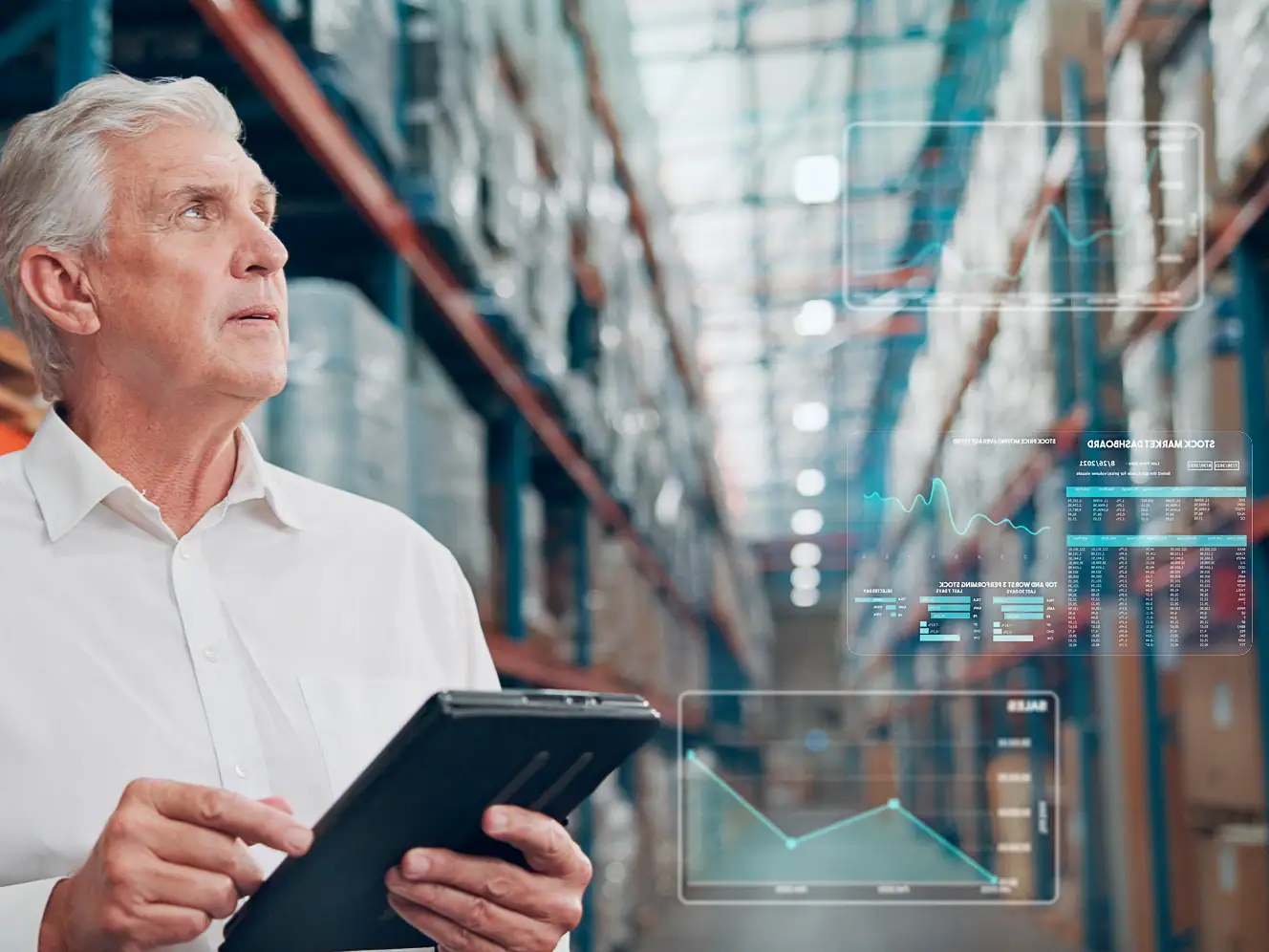 Mann mit Tablet in Lagerhalle, Industrie 4.0 Software von Inray im Einsatz.