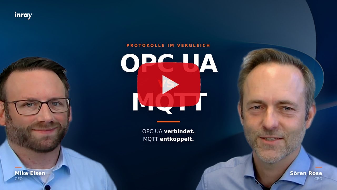 Zwei Männer präsentieren den Vergleich von OPC UA und MQTT.